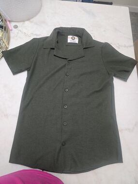 Men’s Short-Sleeve Button Shirt in Olive Green
